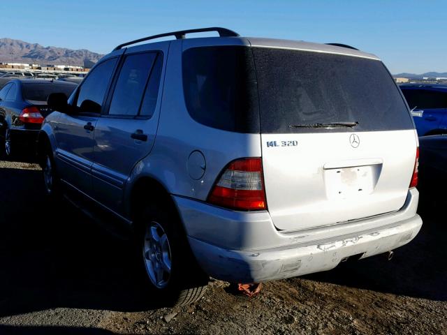 4JGAB54EXYA188447 - 2000 MERCEDES-BENZ ML 320 SILVER photo 3