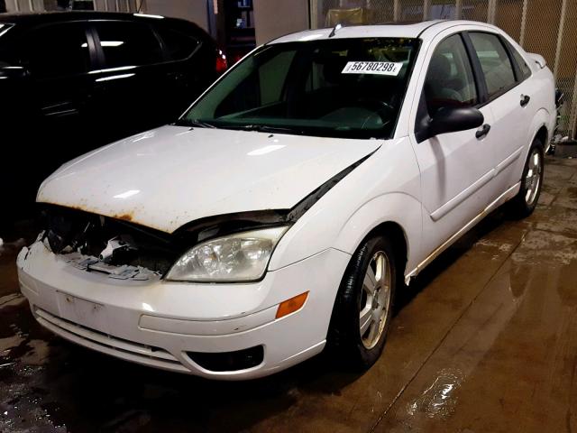 1FAFP34N75W302067 - 2005 FORD FOCUS ZX4 WHITE photo 2