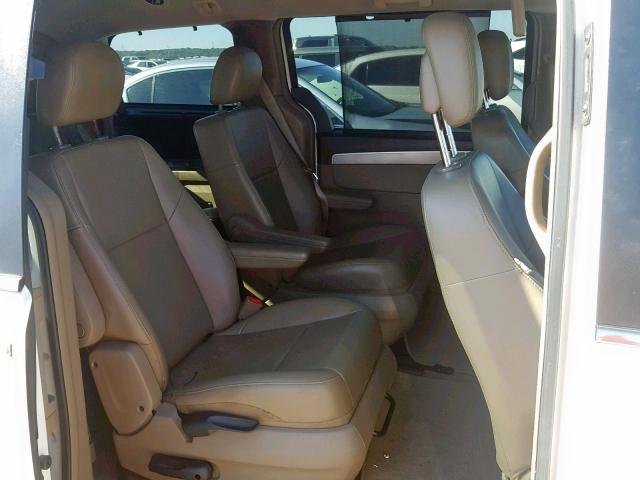 2C4RVABG9CR392057 - 2012 VOLKSWAGEN ROUTAN SE WHITE photo 6