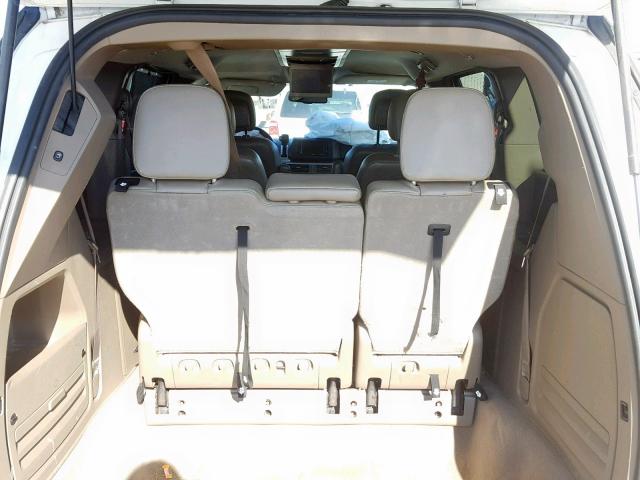 2C4RVABG9CR392057 - 2012 VOLKSWAGEN ROUTAN SE WHITE photo 9