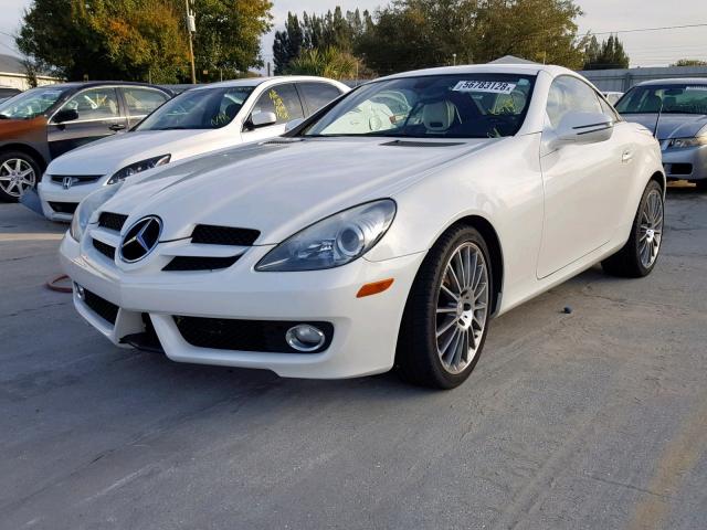 WDBWK5EA9AF225971 - 2010 MERCEDES-BENZ SLK 300 WHITE photo 2