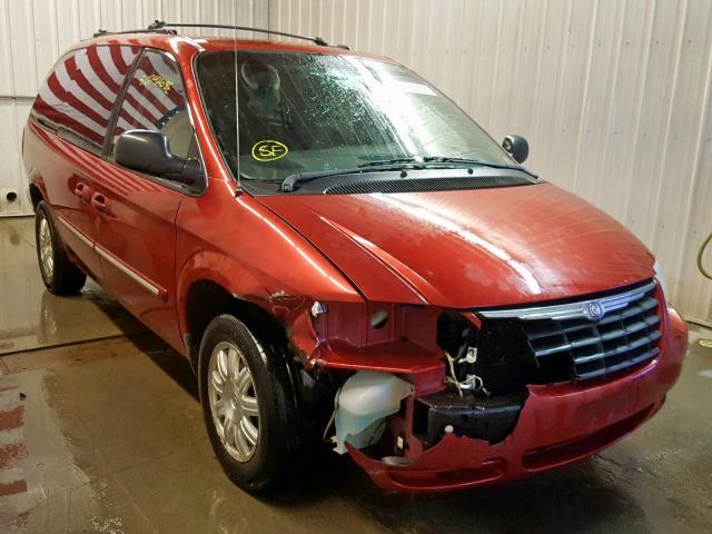 2C4GP54L55R504746 - 2005 CHRYSLER TOWN & COU RED photo 1