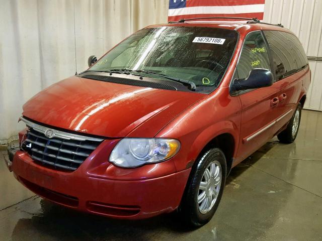 2C4GP54L55R504746 - 2005 CHRYSLER TOWN & COU RED photo 2