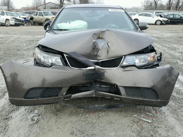 KNAFU4A27A5858332 - 2010 KIA FORTE EX BROWN photo 9