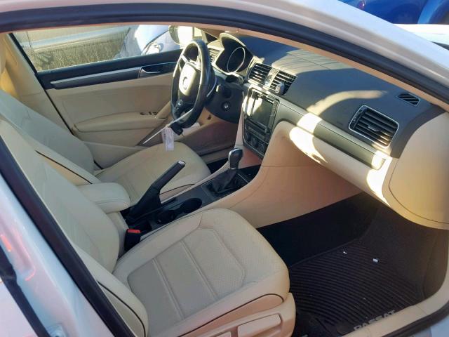 1VWDT7A32HC053445 - 2017 VOLKSWAGEN PASSAT R-L WHITE photo 5