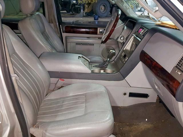 5LMFU28R54LJ28745 - 2004 LINCOLN NAVIGATOR 银色 照片 5