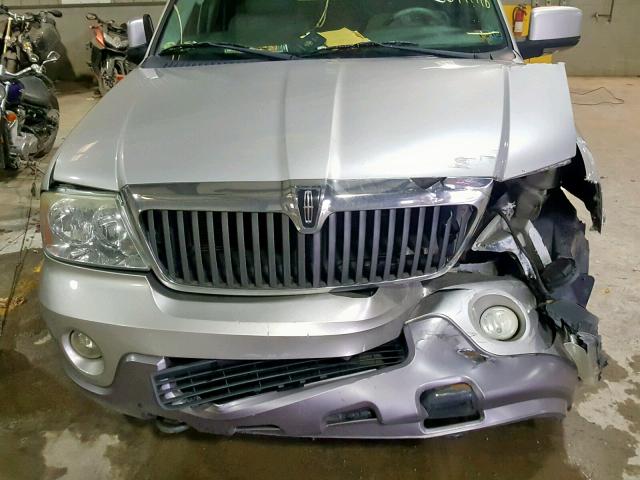 5LMFU28R54LJ28745 - 2004 LINCOLN NAVIGATOR 银色 照片 7