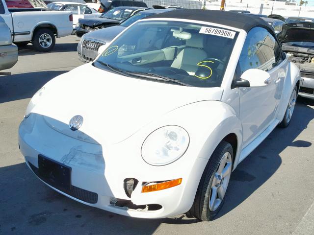 3VWFG31Y77M415932 - 2007 VOLKSWAGEN NEW BEETLE WHITE photo 2