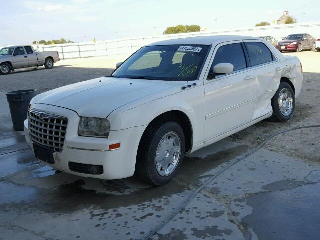 2C3KA53GX6H434527 - 2006 CHRYSLER 300 TOURIN WHITE photo 2