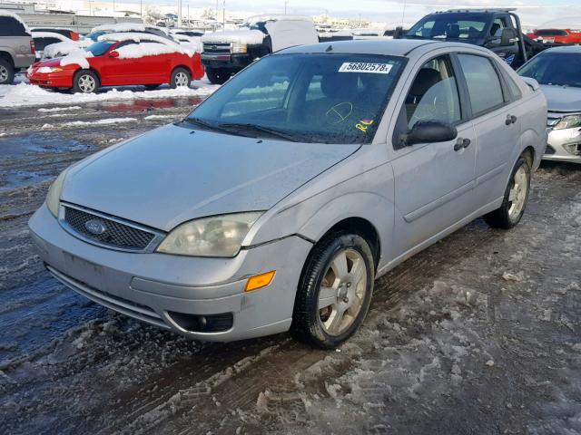 1FAFP34N05W134384 - 2005 FORD FOCUS ZX4 SILVER photo 2