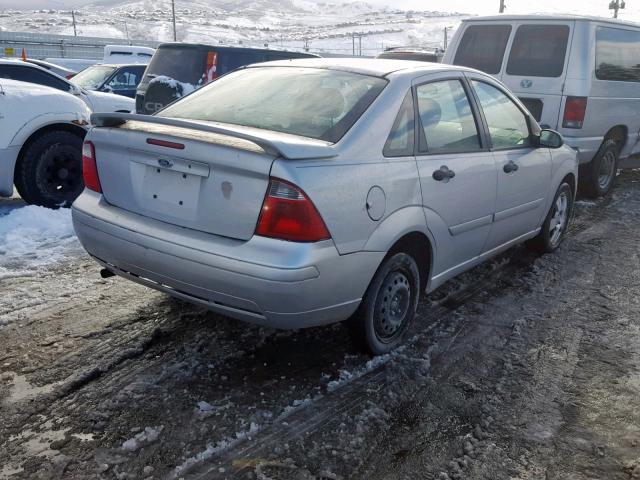 1FAFP34N05W134384 - 2005 FORD FOCUS ZX4 SILVER photo 4