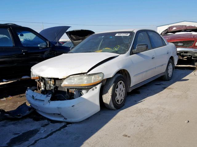 JHMCF86411C000124 - 2001 HONDA ACCORD DX WHITE photo 2