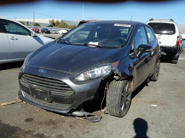 3FADP4EJ6GM197307 - 2016 FORD FIESTA SE GRAY photo 2