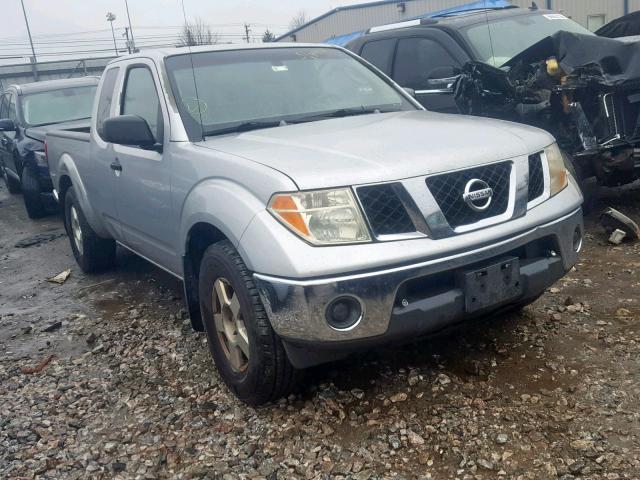 1N6AD06U85C425536 - 2005 NISSAN FRONTIER K SILVER photo 1