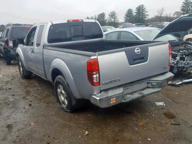 1N6AD06U85C425536 - 2005 NISSAN FRONTIER K SILVER photo 3