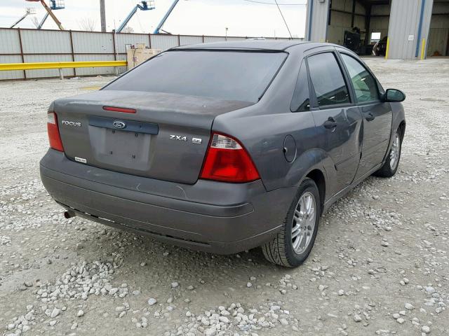 1FAFP34NX5W114885 - 2005 FORD FOCUS ZX4 GRAY photo 4