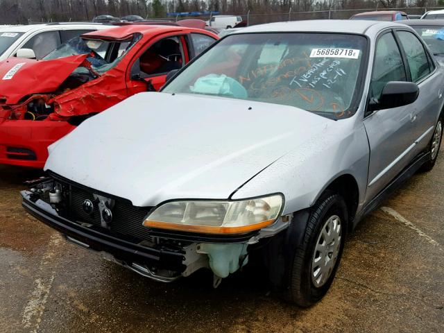 1HGCF866X2A130579 - 2002 HONDA ACCORD VAL SILVER photo 2