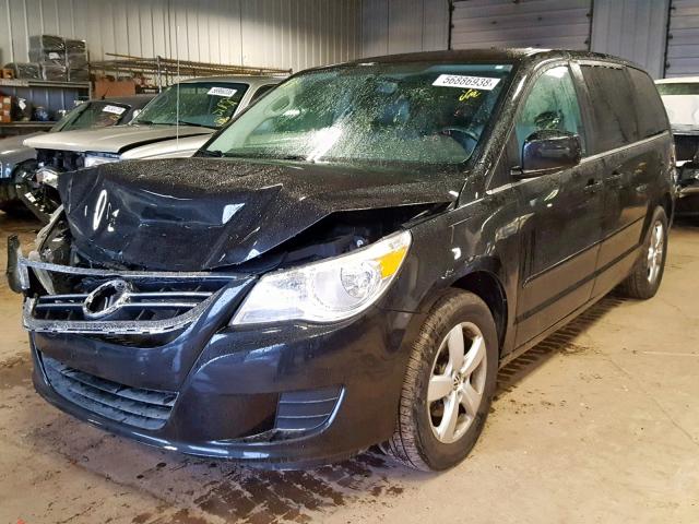 2V4RW3D10AR325061 - 2010 VOLKSWAGEN ROUTAN SE BLACK photo 2