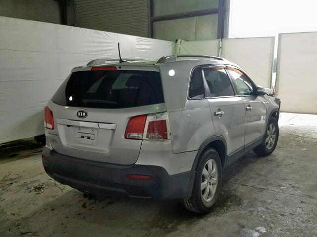 5XYKT4A19BG186360 - 2011 KIA SORENTO BA SILVER photo 4