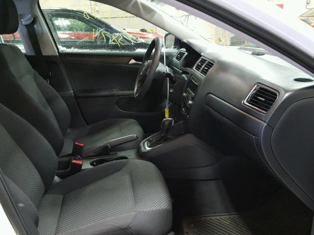 3VW2K7AJ2DM379389 - 2013 VOLKSWAGEN JETTA BASE Սպիտակ լուսանկար 5
