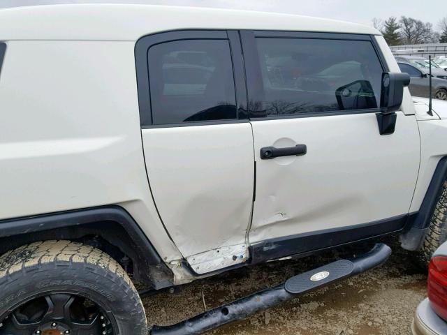 JTEBU4BF3AK086668 - 2010 TOYOTA FJ CRUISER WHITE photo 9