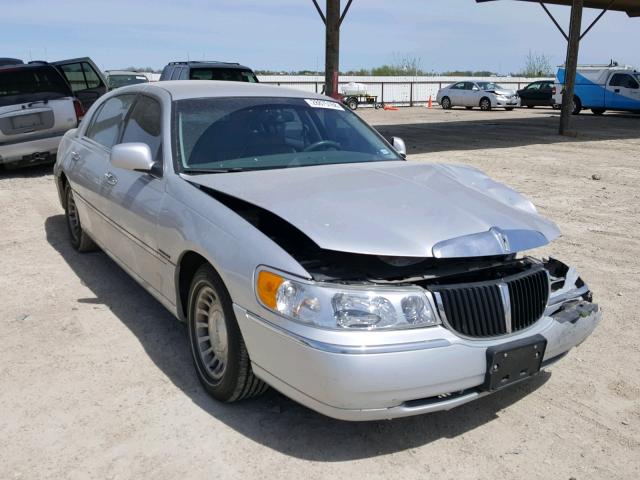 1LNFM82WXWY683944 - 1998 LINCOLN TOWN CAR S SILVER photo 1