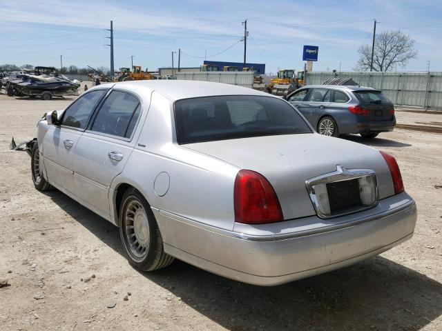 1LNFM82WXWY683944 - 1998 LINCOLN TOWN CAR S SILVER photo 3