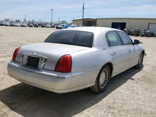 1LNFM82WXWY683944 - 1998 LINCOLN TOWN CAR S SILVER photo 4