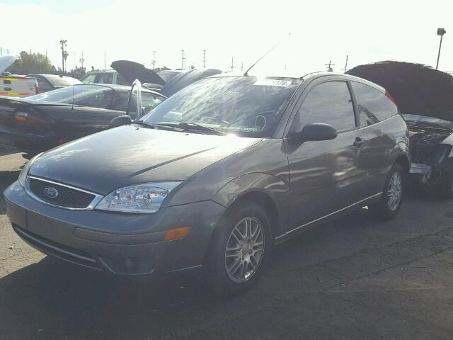 1FAFP31N87W342147 - 2007 FORD FOCUS ZX3 GRAY photo 2