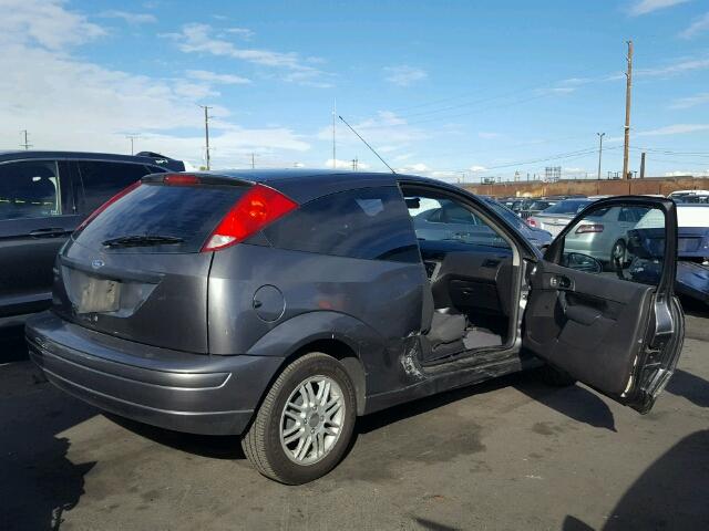 1FAFP31N87W342147 - 2007 FORD FOCUS ZX3 GRAY photo 4