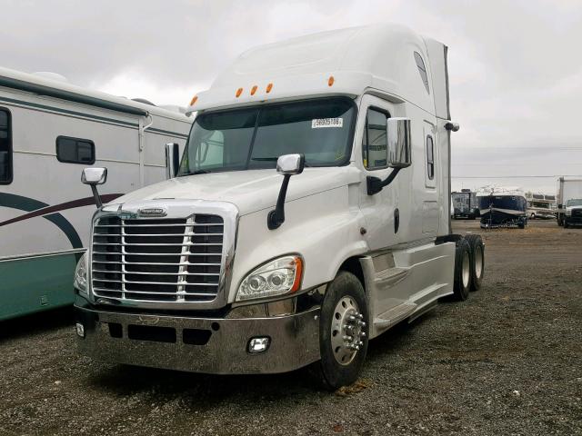 1FUJGLD50GLGZ1400 - 2016 FREIGHTLINER CASCADIA 1 WHITE photo 2