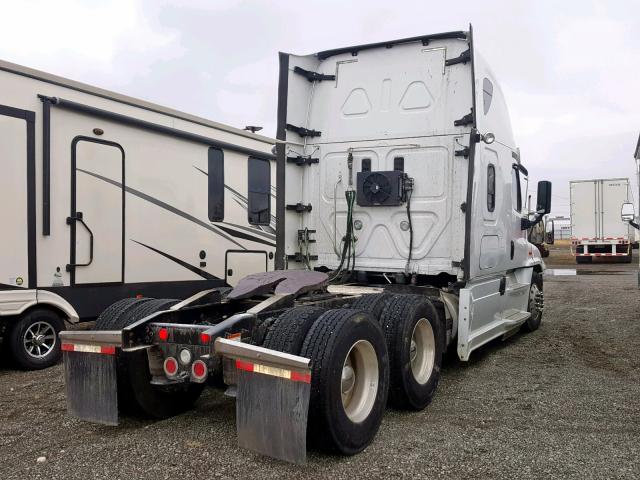 1FUJGLD50GLGZ1400 - 2016 FREIGHTLINER CASCADIA 1 WHITE photo 4