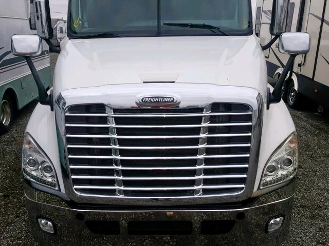 1FUJGLD50GLGZ1400 - 2016 FREIGHTLINER CASCADIA 1 WHITE photo 7