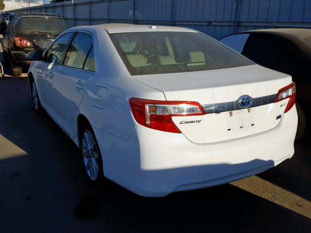 4T1BD1FK0CU052264 - 2012 TOYOTA CAMRY HYBR WHITE photo 3