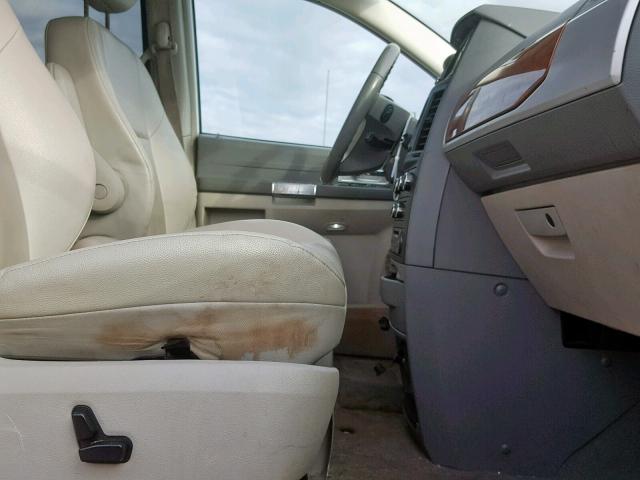 2A8HR54P88R621350 - 2008 CHRYSLER TOWN AND C WHITE photo 5