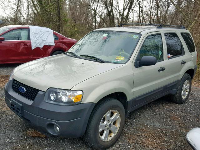 1FMCU93105KC94632 - 2005 FORD ESCAPE XLT BEIGE photo 2