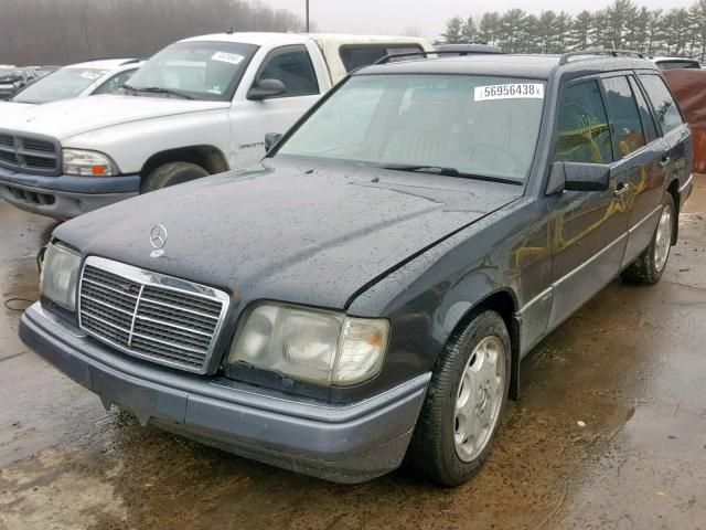 WDBEA92E1SF319096 - 1995 MERCEDES-BENZ E 320 GRAY photo 2