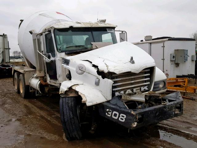 1M2AG11C54M012637 - 2004 MACK 700 CV700 WHITE photo 1