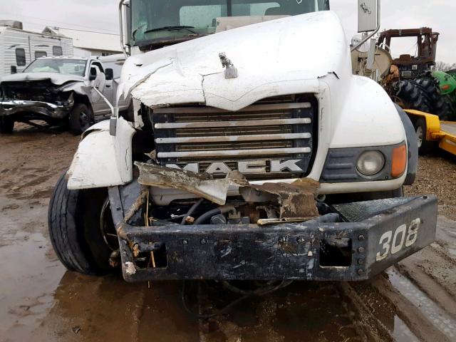 1M2AG11C54M012637 - 2004 MACK 700 CV700 WHITE photo 9