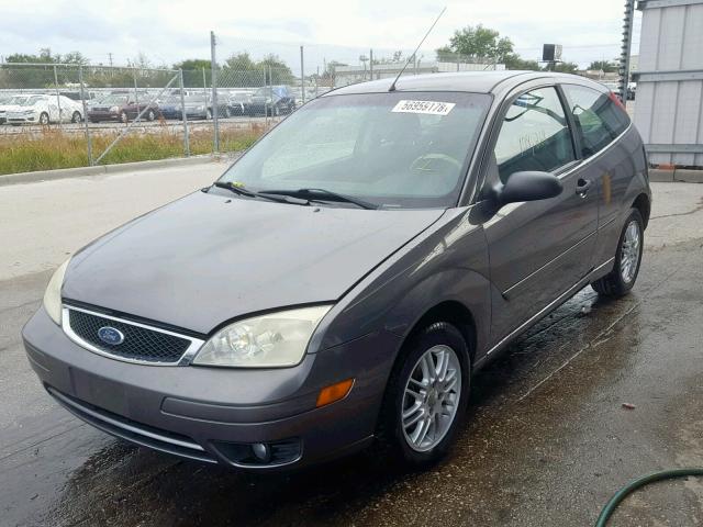 1FAFP31N07W117379 - 2007 FORD FOCUS ZX3 GRAY photo 2