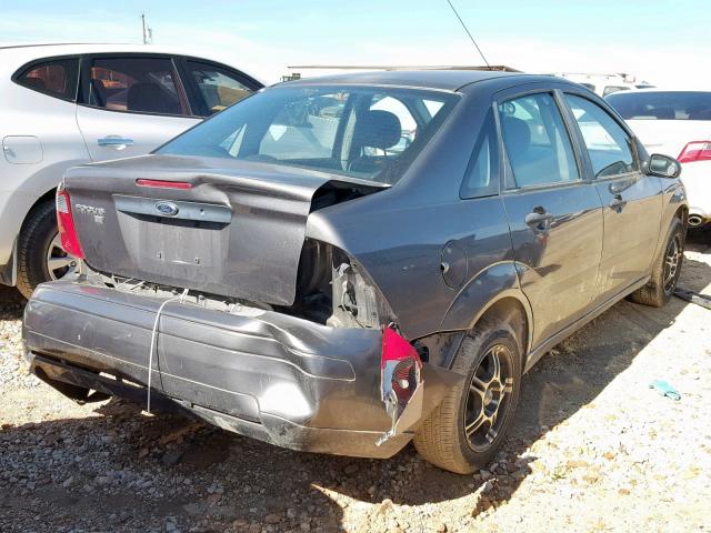 1FAFP34N77W200125 - 2007 FORD FOCUS ZX4 GRAY photo 4