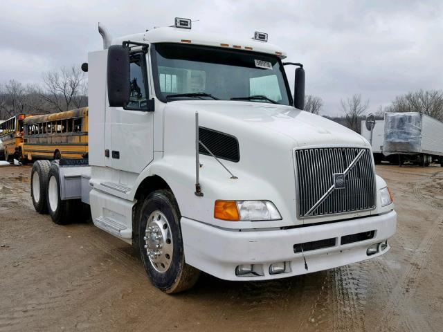 4V4ND2RH2YN244380 - 2000 VOLVO VN WHITE photo 1