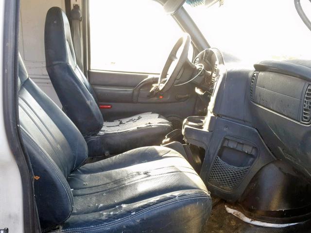 1GCDM19W8WB177329 - 1998 CHEVROLET ASTRO WHITE photo 5