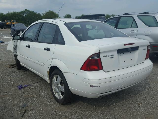 1FAFP34N15W247860 - 2005 FORD FOCUS ZX4 WHITE photo 3