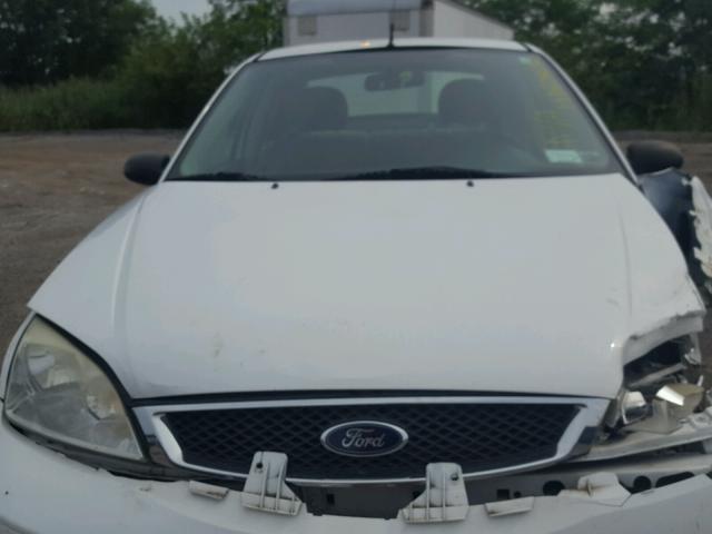 1FAFP34N15W247860 - 2005 FORD FOCUS ZX4 WHITE photo 7