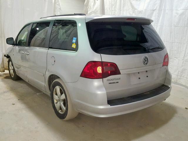 2V4RW3DG3BR695507 - 2011 VOLKSWAGEN ROUTAN SE SILVER photo 3