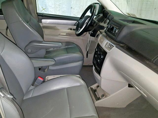 2V4RW3DG3BR695507 - 2011 VOLKSWAGEN ROUTAN SE SILVER photo 5