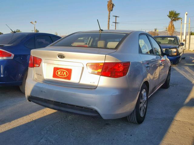 KNAFU4A28D5736583 - 2013 KIA FORTE EX SILVER photo 4