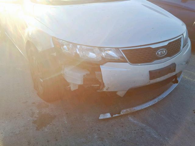 KNAFU4A28D5736583 - 2013 KIA FORTE EX SILVER photo 9