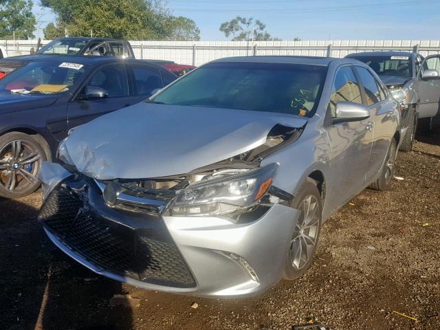 4T1BK1FK7FU555669 - 2015 TOYOTA CAMRY XSE SILVER photo 2